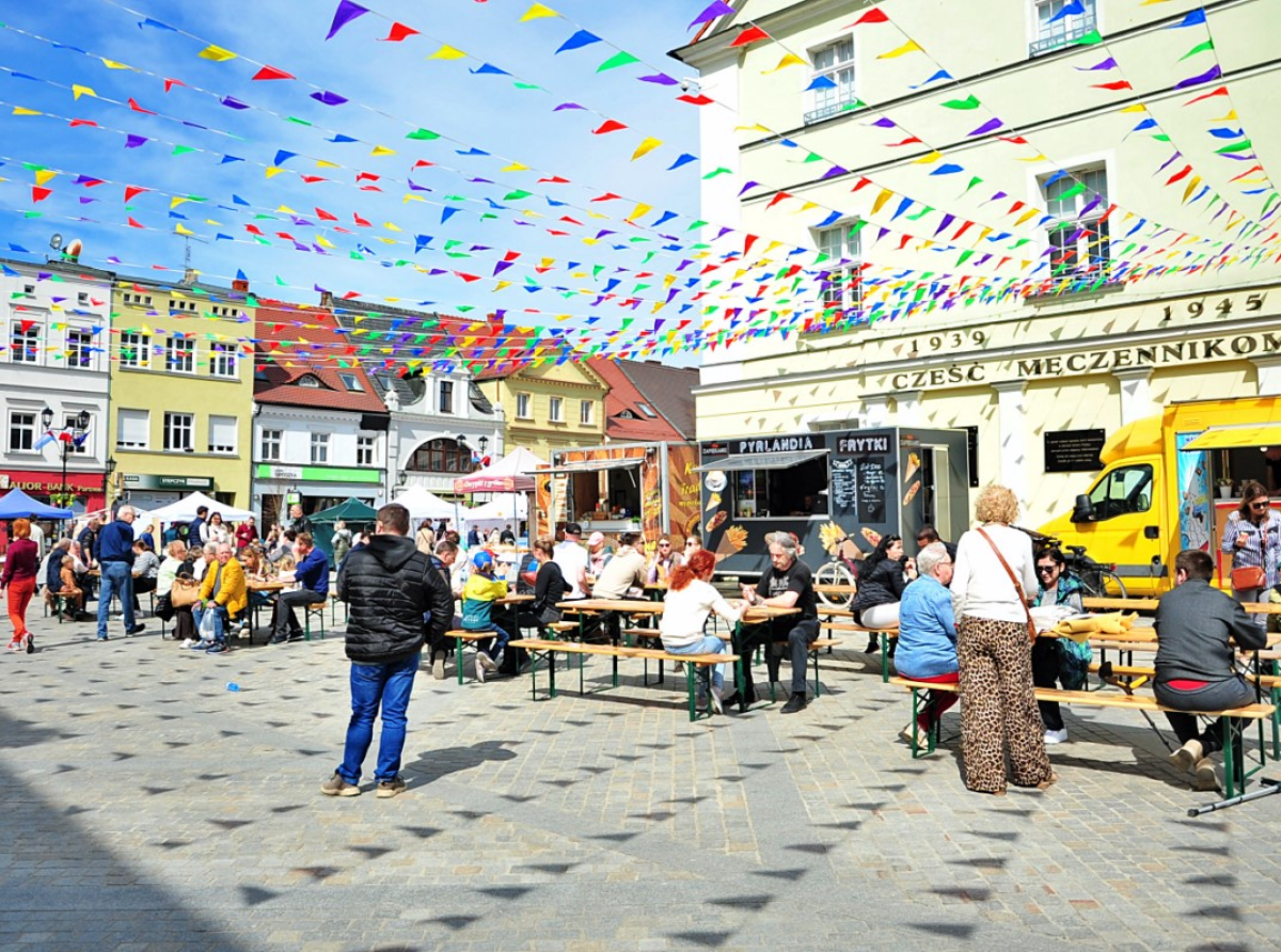 Kolorowo i świątecznie na rynku w Kościanie. Tłumy na Jarmarku Wielkanocnym!