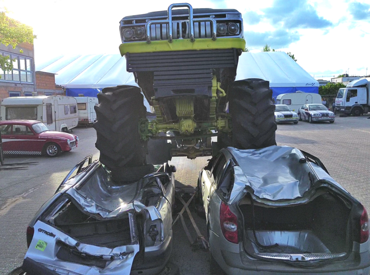 Potężne maszyny i wielkie emocje – pokaz Monster Truck w Kościanie przyciągnął tłumy