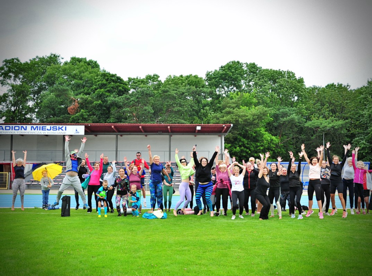 Deszczowy początek, pogodny finał — joga na trawie w Kościanie