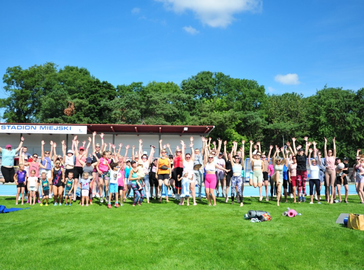 Letnia joga na trawie dobiega końca. Za nami przedostatnie zajęcia na Stadionie Miejskim w Kościanie