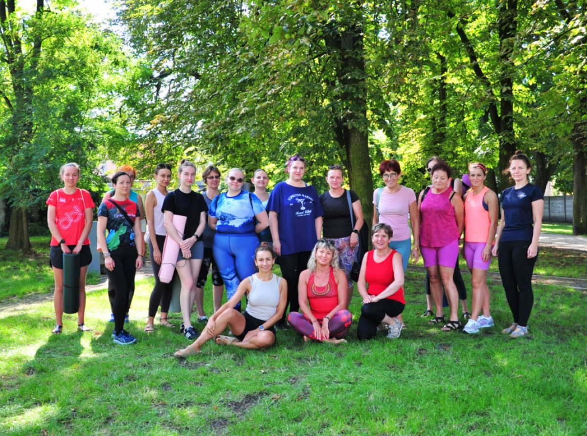 Joga na trawie w parku przy KOK – poranek pełen harmonii i relaksu