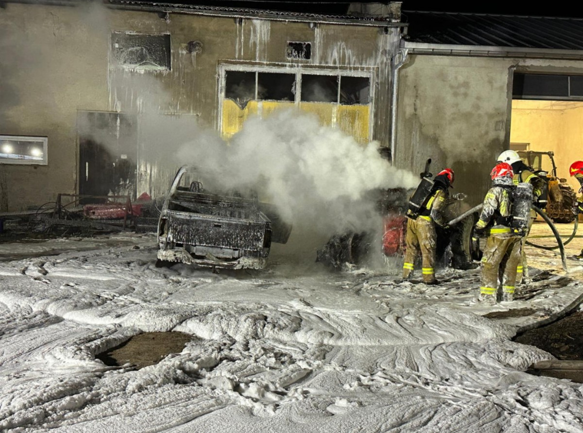 Groźny pożar w Starych Oborzyskach – Toyota Hilux i ładowarka Manitou spłonęły