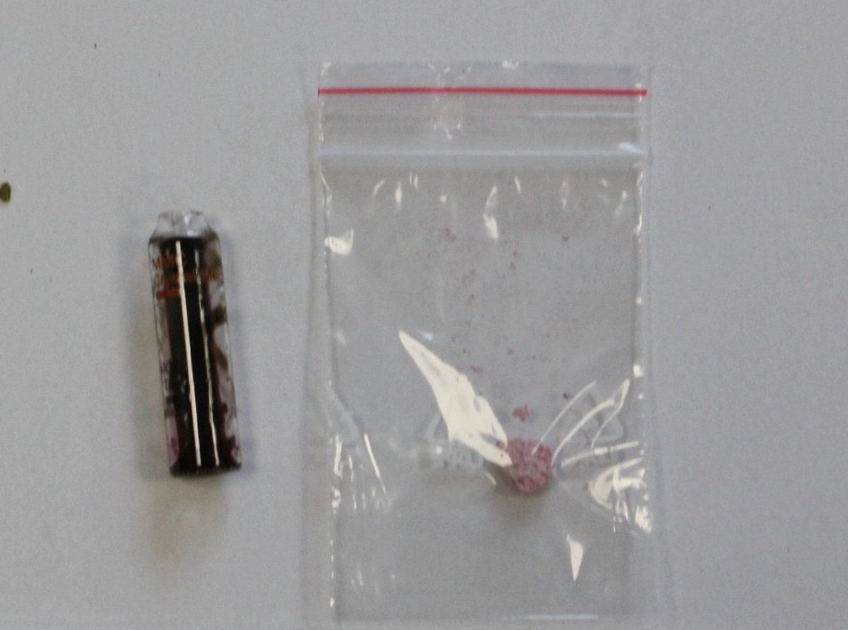 Tabletki i proszek zabezpieczone przez policję