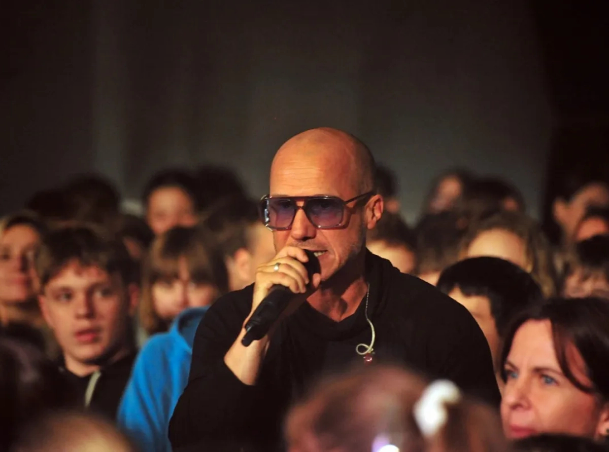 „Muzyka to zdrowie!” Mezo porwał Kościan! Energetyczna lekcja życia i koncert dla młodzieży w KOK