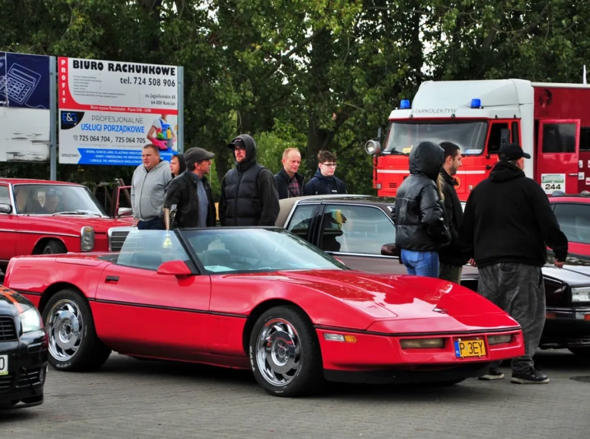 Parking pod Basenem Opustoszał – Kościan Zamyka Sezon Motoryzacyjny!