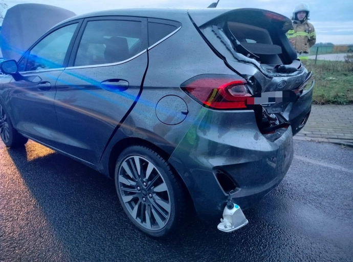 Płonący samochód po kolizji w Kościanie – akcja policji i straży pożarnej