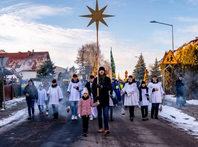 Królewski orszak przeszedł ulicami Kościana: Miasto wypełniło się śpiewem i kolorami