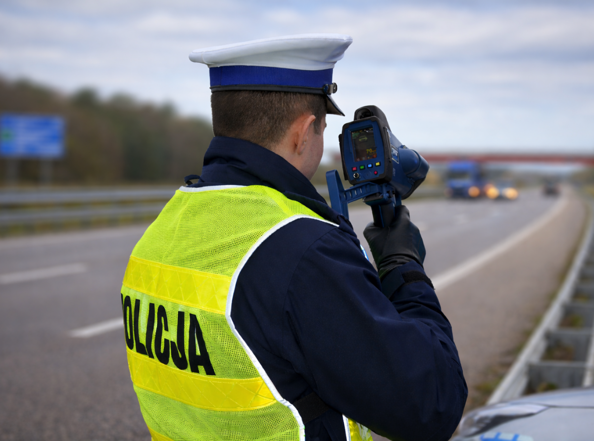 Kontrola prędkości policji w terenie zabudowanym