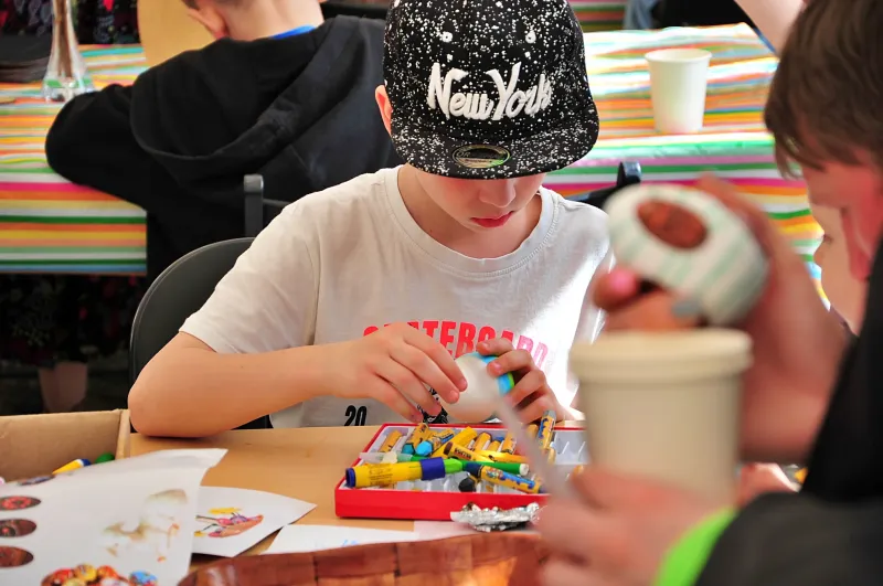 kolorowo-i-swiatecznie-na-rynku-w-koscianie-tlumy-na-jarmarku-wielkanocnym-41