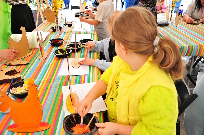 kolorowo-i-swiatecznie-na-rynku-w-koscianie-tlumy-na-jarmarku-wielkanocnym-43