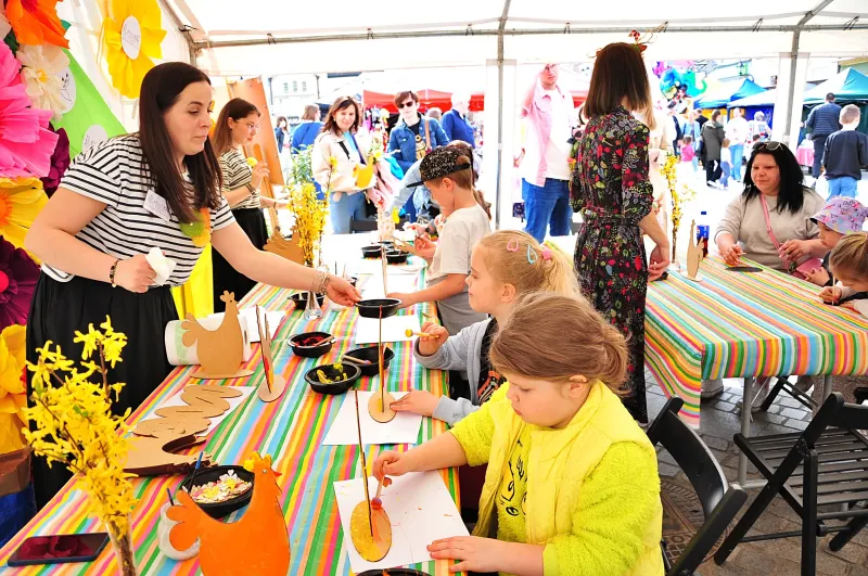 kolorowo-i-swiatecznie-na-rynku-w-koscianie-tlumy-na-jarmarku-wielkanocnym-44