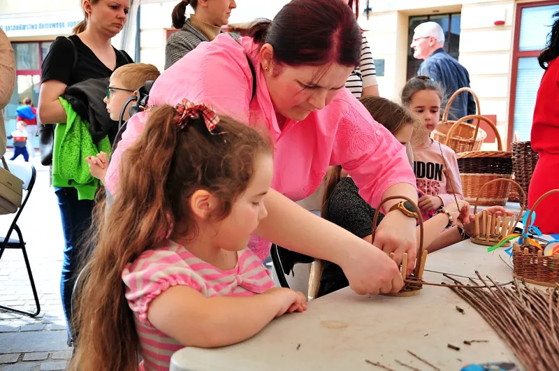 kolorowo-i-swiatecznie-na-rynku-w-koscianie-tlumy-na-jarmarku-wielkanocnym-45