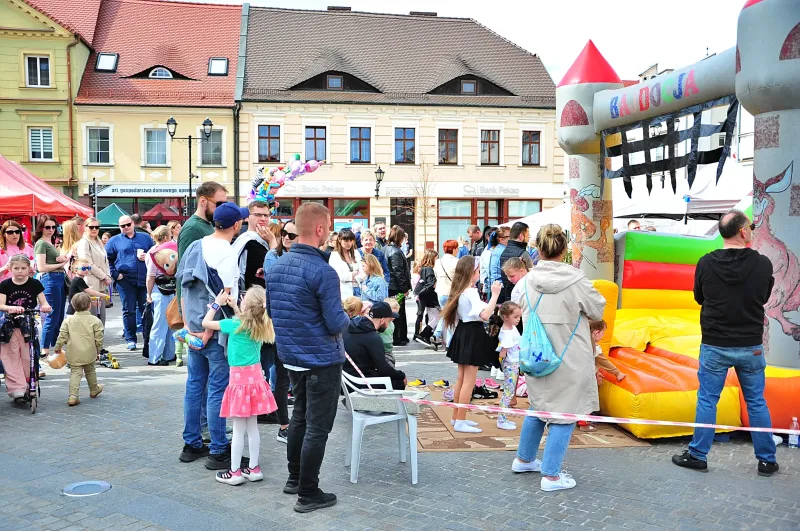 kolorowo-i-swiatecznie-na-rynku-w-koscianie-tlumy-na-jarmarku-wielkanocnym-46