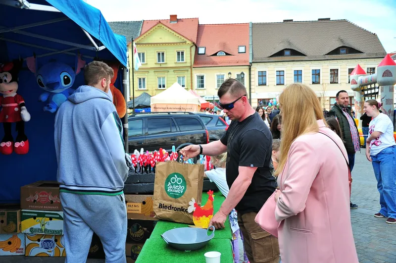 kolorowo-i-swiatecznie-na-rynku-w-koscianie-tlumy-na-jarmarku-wielkanocnym-47