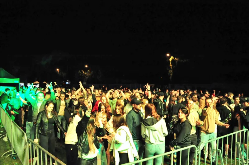 tlumy-na-swiecie-miasta-koscian-dawid-kwiatkowski-porwal-publicznosc-85