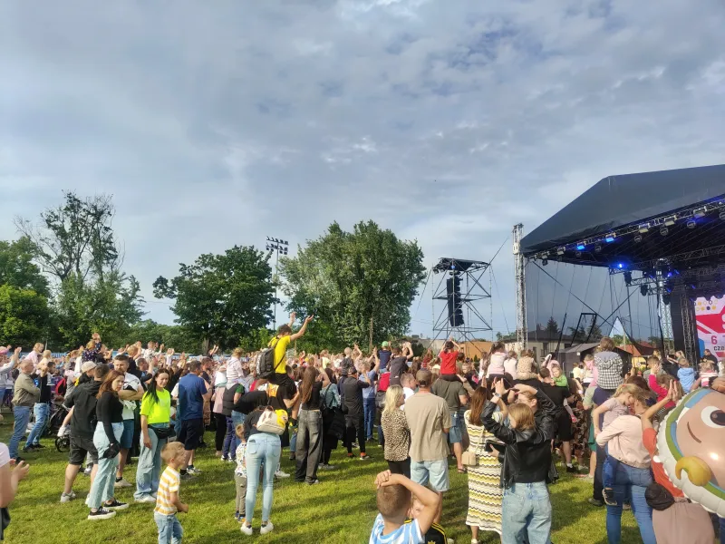 tlumy-na-swiecie-miasta-koscian-dawid-kwiatkowski-porwal-publicznosc-86