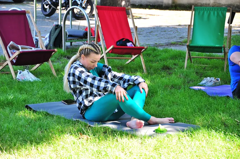 joga-w-parku-na-dzien-jogi-kameralnie-kreatywnie-i-z-relaksem-56