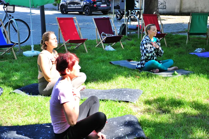 joga-w-parku-na-dzien-jogi-kameralnie-kreatywnie-i-z-relaksem-60