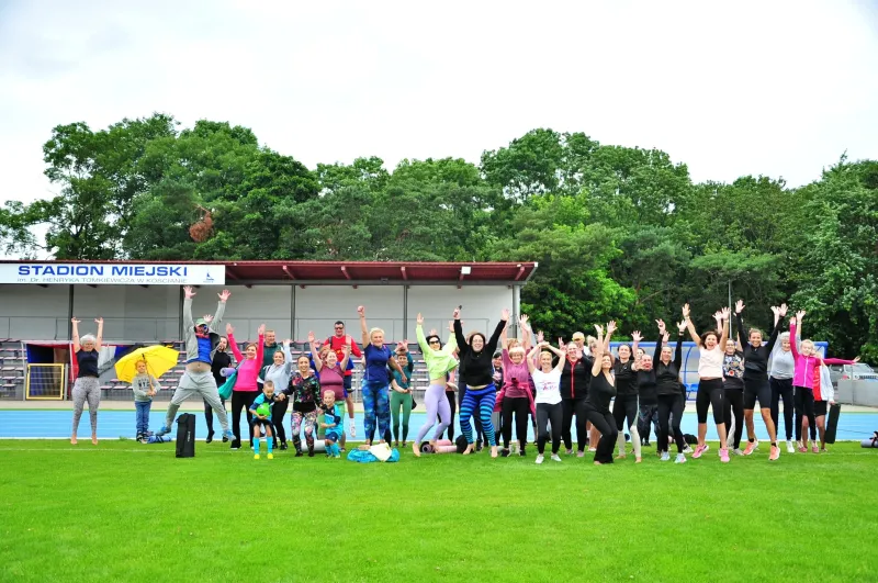 deszczowy-poczatek-pogodny-final-joga-na-trawie-w-koscianie-1