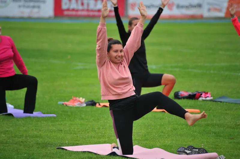 deszczowy-poczatek-pogodny-final-joga-na-trawie-w-koscianie-10