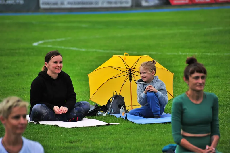 deszczowy-poczatek-pogodny-final-joga-na-trawie-w-koscianie-2