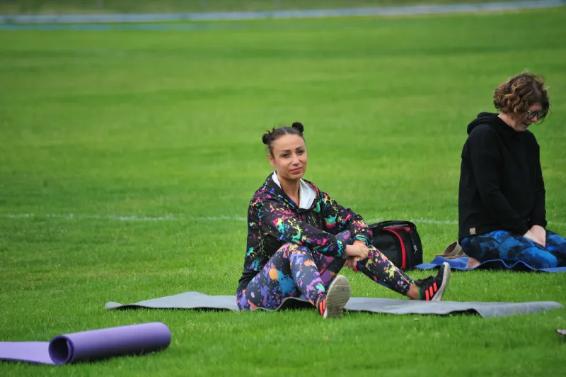 deszczowy-poczatek-pogodny-final-joga-na-trawie-w-koscianie-3