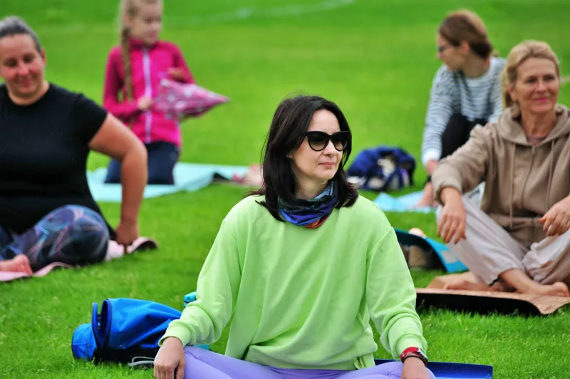 deszczowy-poczatek-pogodny-final-joga-na-trawie-w-koscianie-4