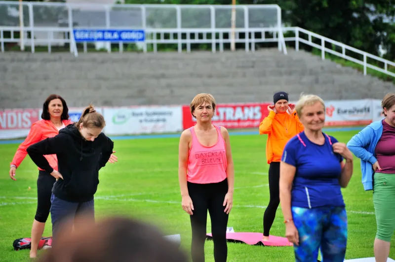 deszczowy-poczatek-pogodny-final-joga-na-trawie-w-koscianie-6