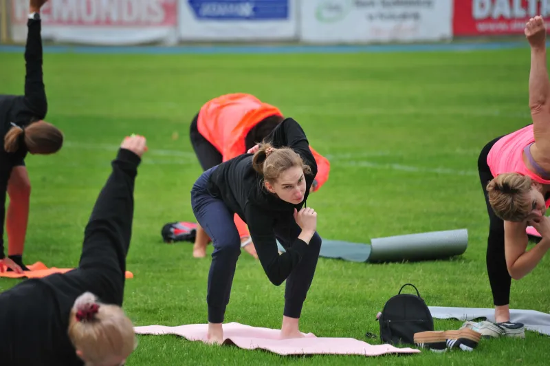 deszczowy-poczatek-pogodny-final-joga-na-trawie-w-koscianie-8