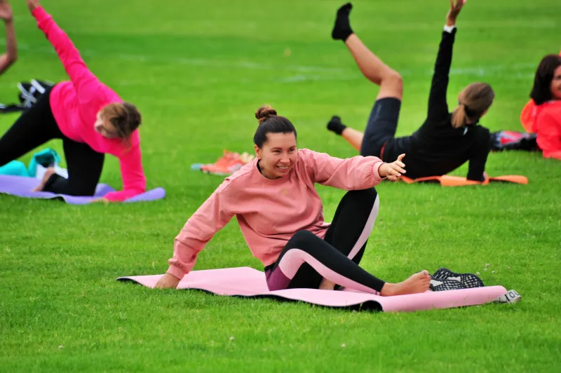 deszczowy-poczatek-pogodny-final-joga-na-trawie-w-koscianie-9