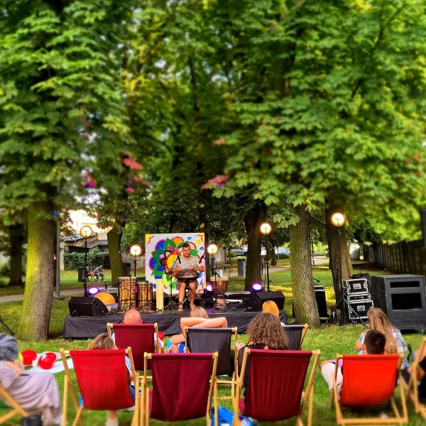 w-parku-pod-kasztanami-czas-na-chwile-sie-zatrzymal-10