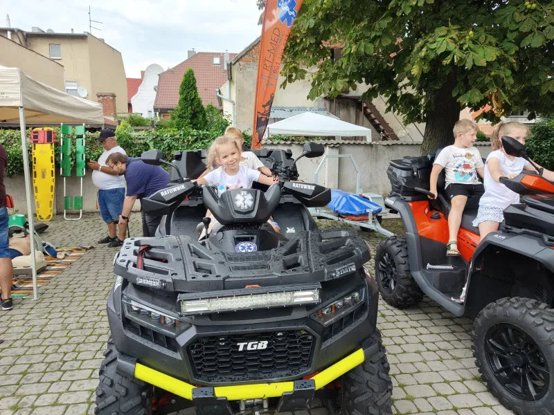 ii-rodzinny-piknik-bezpieczenstwa-w-koscianie-edukacja-atrakcje-i-wspolna-zabawa-10