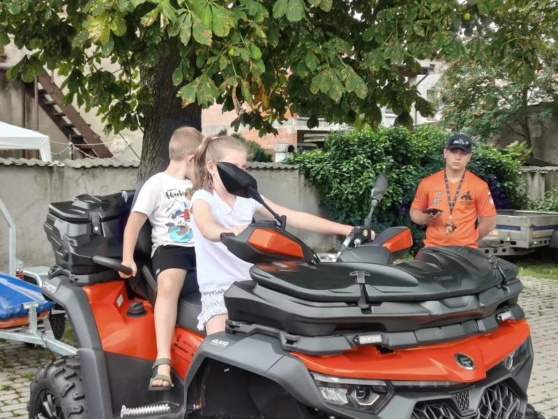 ii-rodzinny-piknik-bezpieczenstwa-w-koscianie-edukacja-atrakcje-i-wspolna-zabawa-11