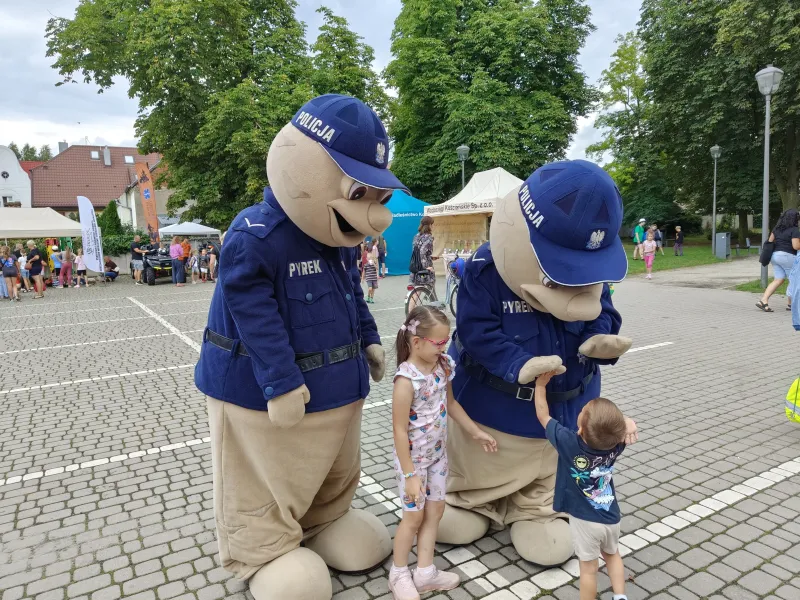 ii-rodzinny-piknik-bezpieczenstwa-w-koscianie-edukacja-atrakcje-i-wspolna-zabawa-12