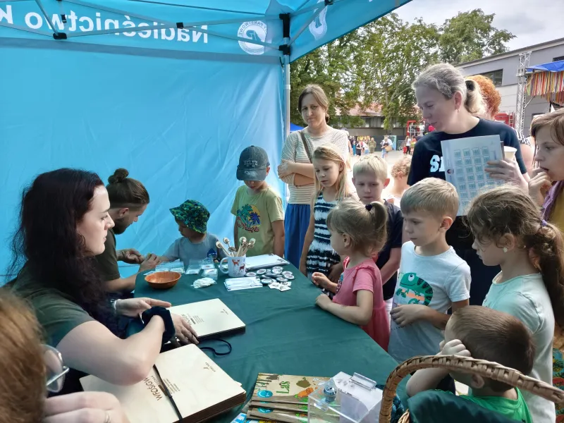 ii-rodzinny-piknik-bezpieczenstwa-w-koscianie-edukacja-atrakcje-i-wspolna-zabawa-16