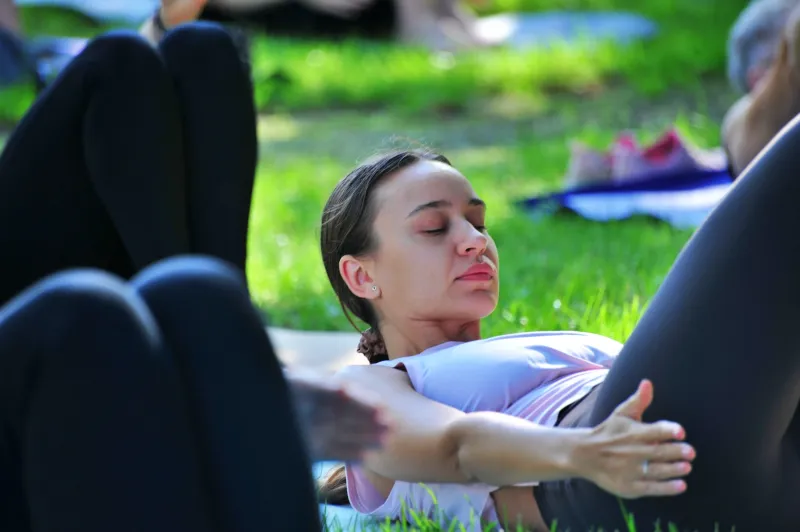 joga-na-trawie-w-parku-przy-kok-poranek-pelen-harmonii-i-relaksu-1