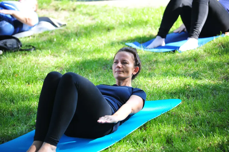 joga-na-trawie-w-parku-przy-kok-poranek-pelen-harmonii-i-relaksu-2