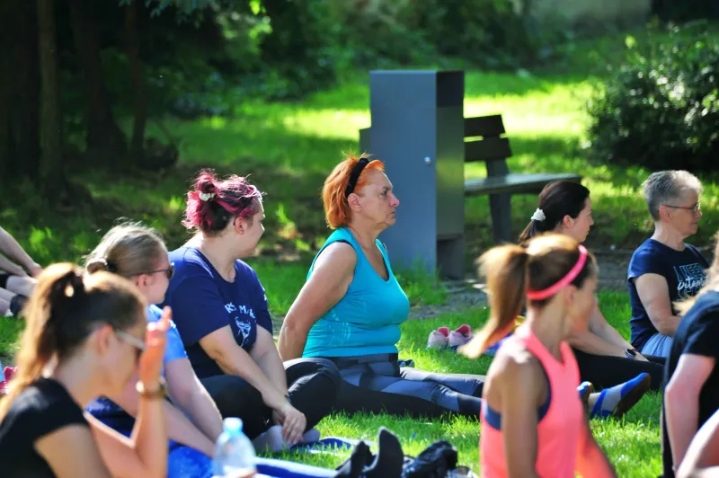 joga-na-trawie-w-parku-przy-kok-poranek-pelen-harmonii-i-relaksu-3