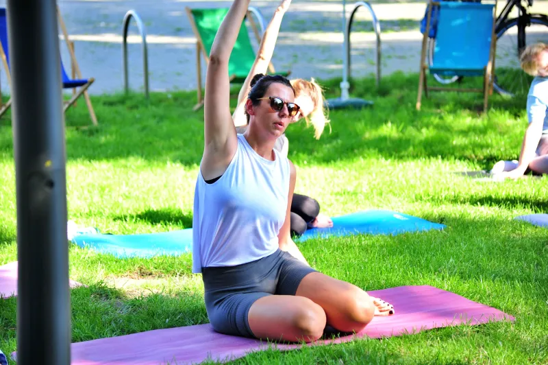 joga-na-trawie-w-parku-przy-kok-poranek-pelen-harmonii-i-relaksu-6