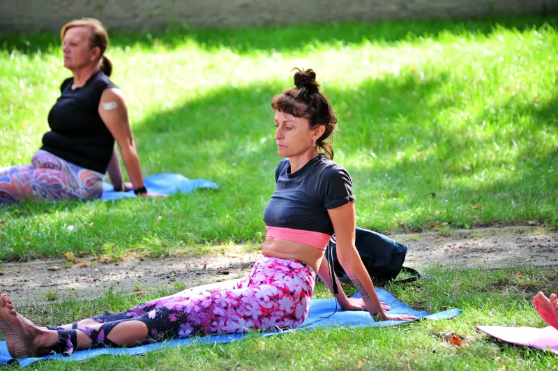 joga-na-trawie-w-parku-kok-66