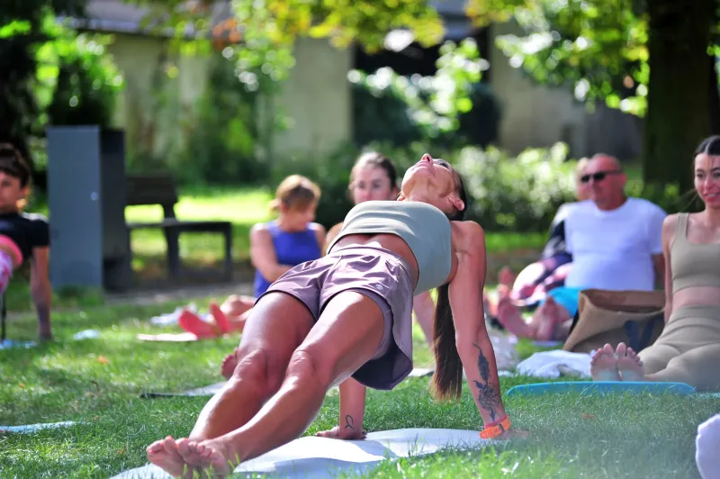 joga-na-trawie-w-parku-kok-67