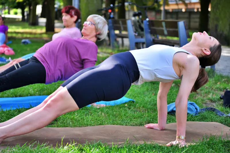 joga-na-trawie-w-parku-kok-68