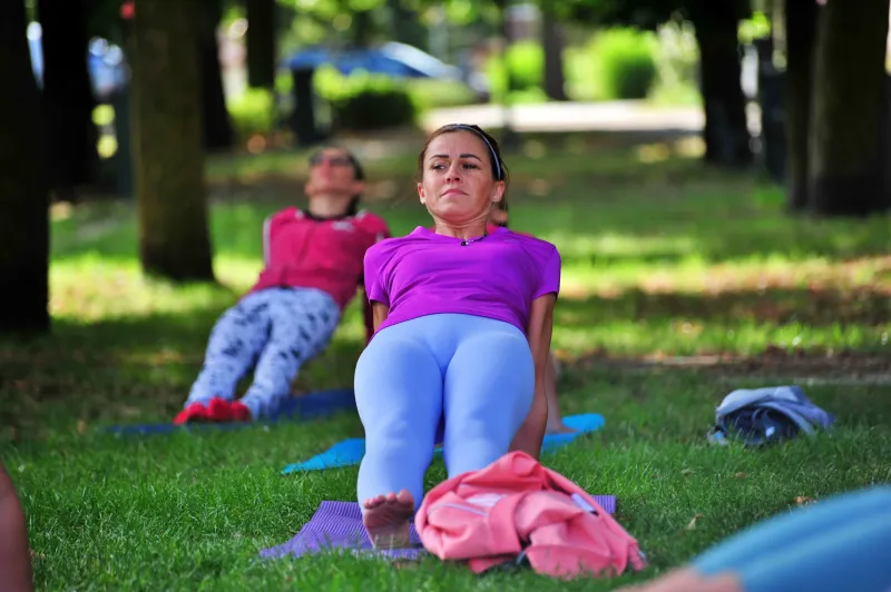 joga-na-trawie-w-parku-kok-69