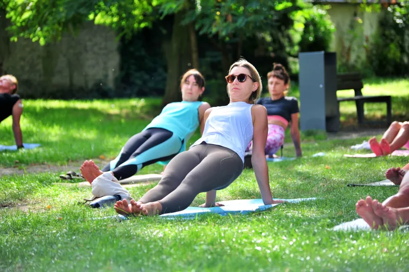 joga-na-trawie-w-parku-kok-70