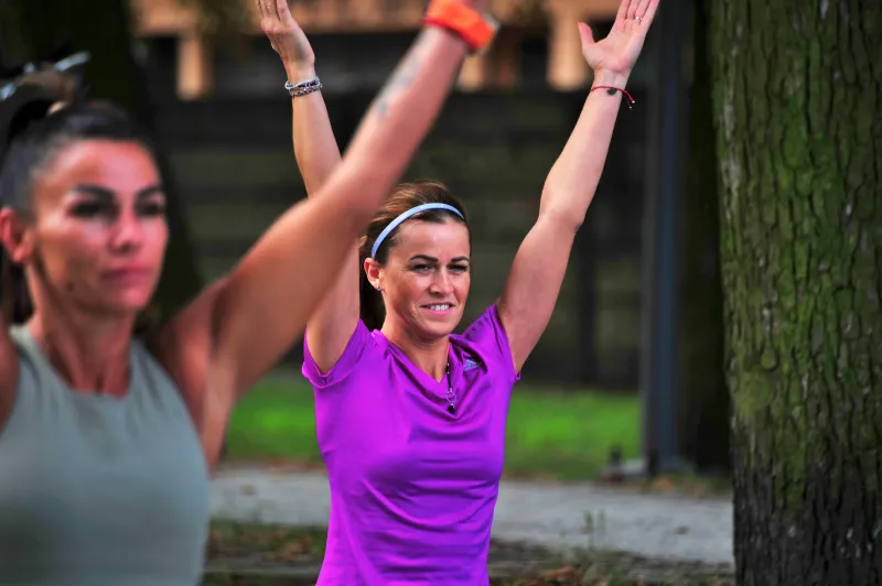 joga-na-trawie-w-parku-kok-74