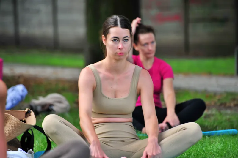 joga-na-trawie-w-parku-kok-75