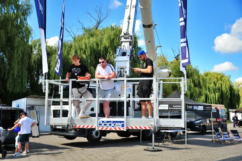 amerykanskie-auta-i-charytatywna-inicjatywa-w-koscianie-4