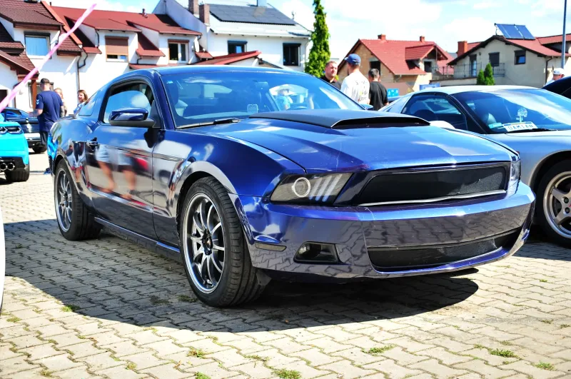 amerykanskie-auta-i-charytatywna-inicjatywa-w-koscianie-9