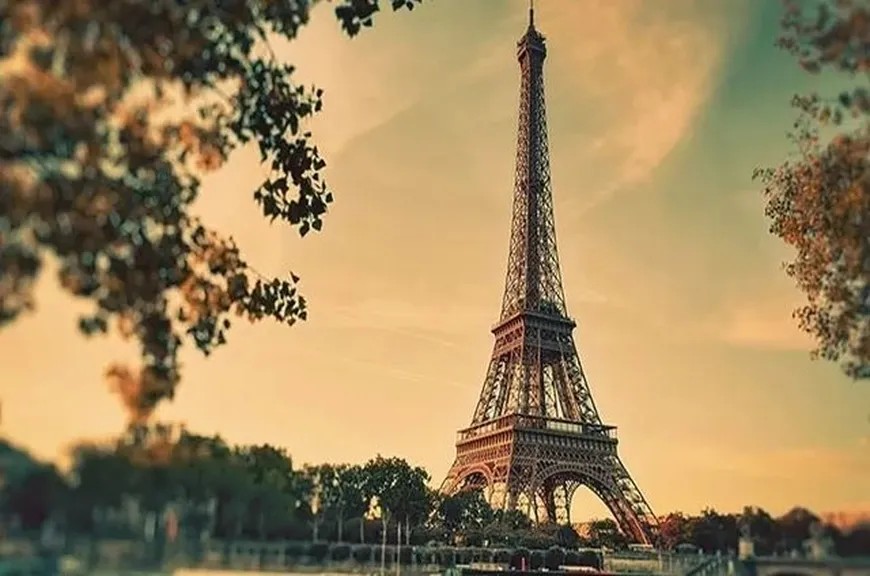  Wieża Eiffel góruje nad Paryżem.